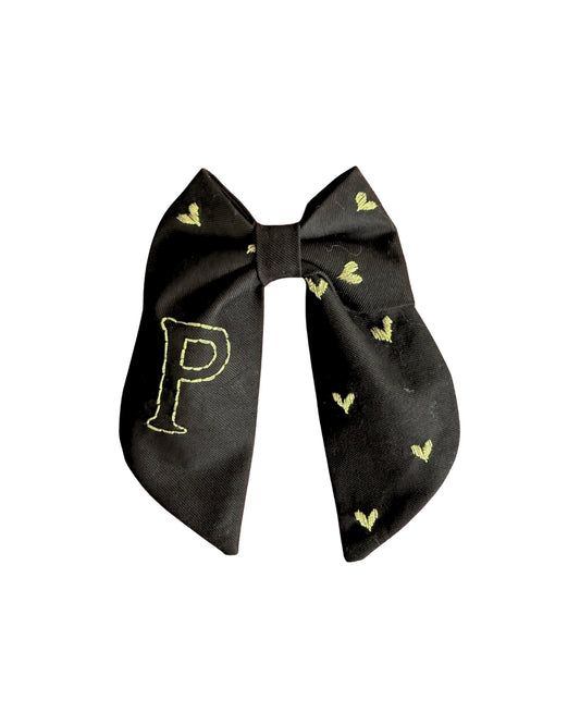 Harf Nakışlı Siyah Fiyonk Toka