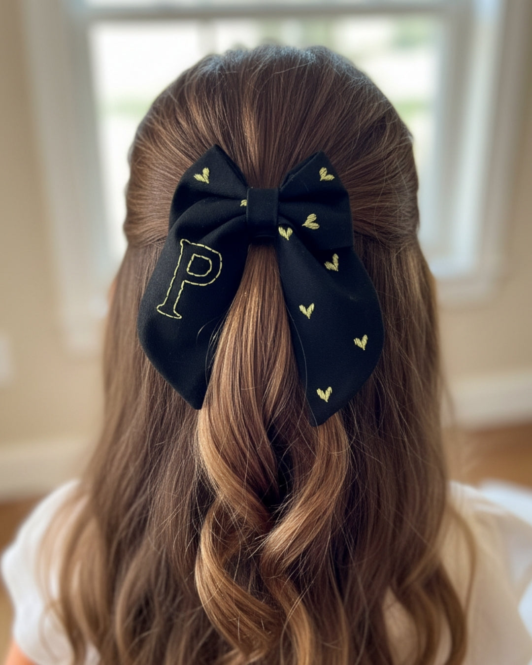 Harf Nakışlı Siyah Fiyonk Toka